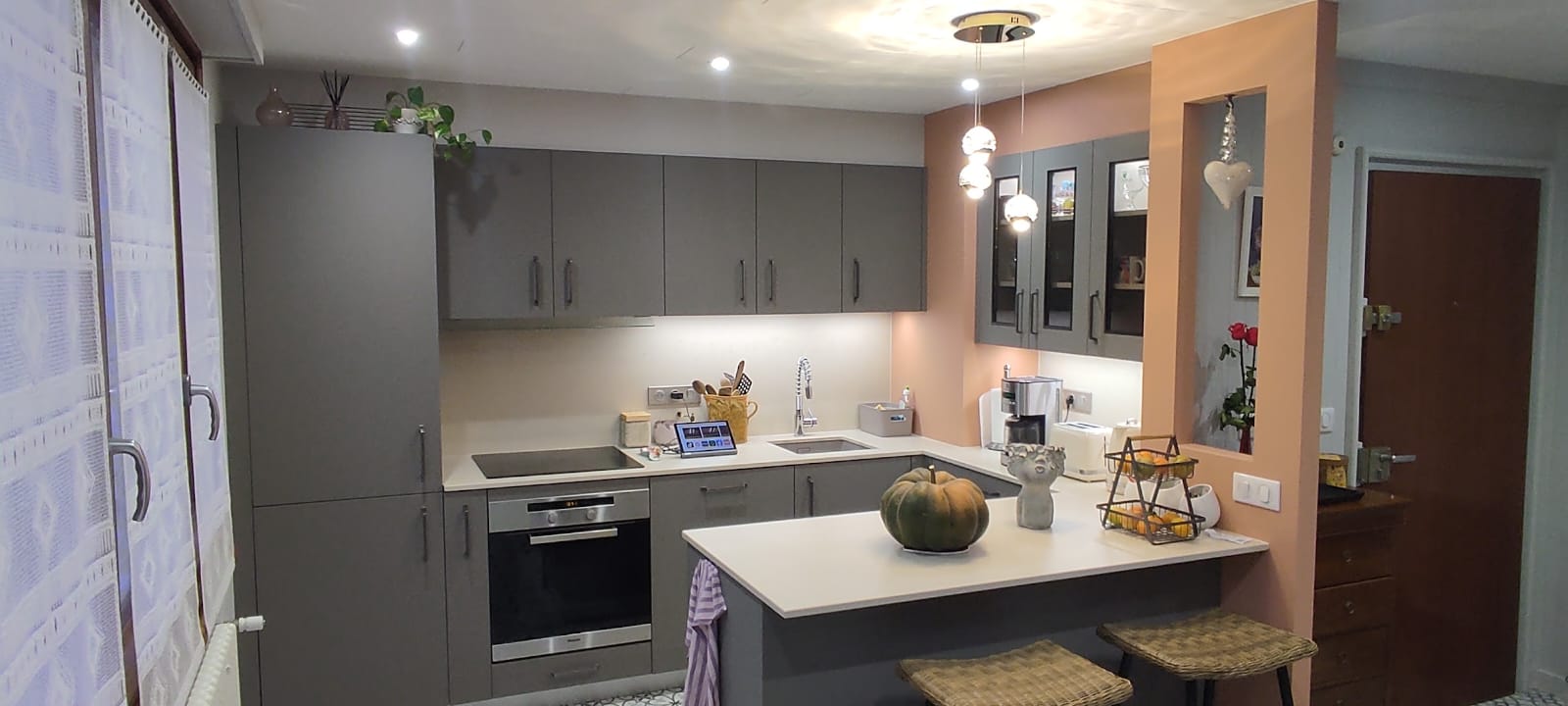 Cuisine contemporaine gris graphite entièrement rénovée, tous corps d’état coordonnés